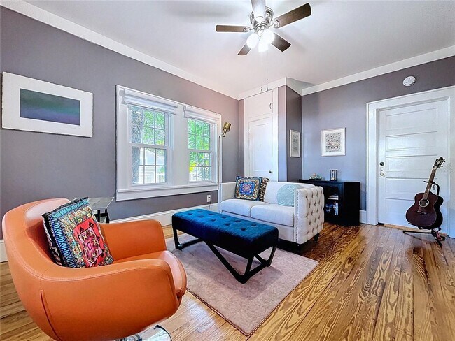 Building Photo - Timeless Bungalow located in the heart of Plant City Historic District