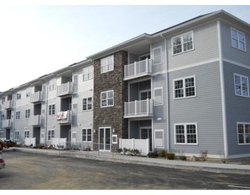 Building Photo - 670 Bedford St