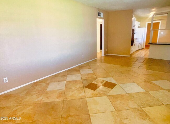 Foto del edificio - 2321 E Lynne Ln