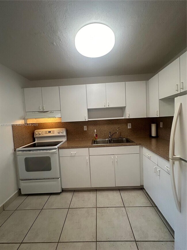 Foto del edificio - 1855 W 60th St