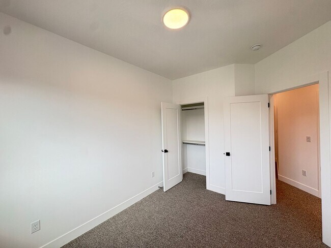 Building Photo - 1681 W 2025 N