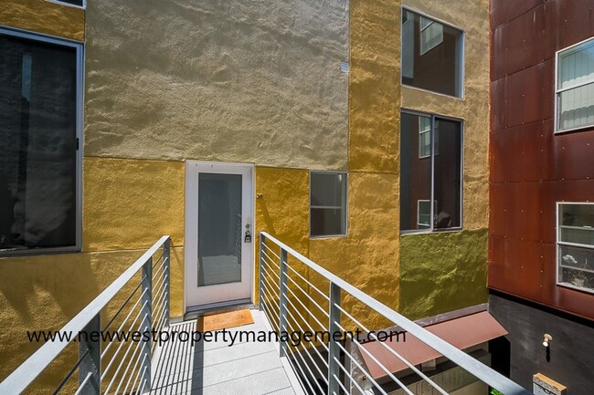 Foto del edificio - Light and Bright Little Italy Loft at Tita...