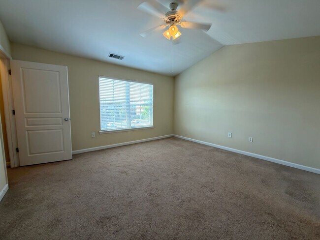 Foto del edificio - NOW AVAILABLE!  3 bedroom/3 bath condo for RENT!  $2400 per month - Free Parking