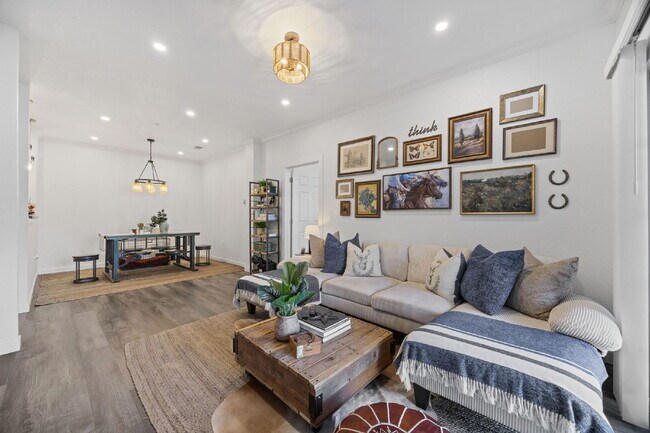 Building Photo - newly remodeled charming 2bd/2ba condo w/pool access