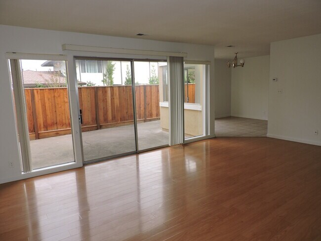 Living room view 1 - 43100 Starr St