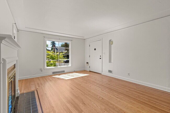 Building Photo - 5336 NE 35th Pl