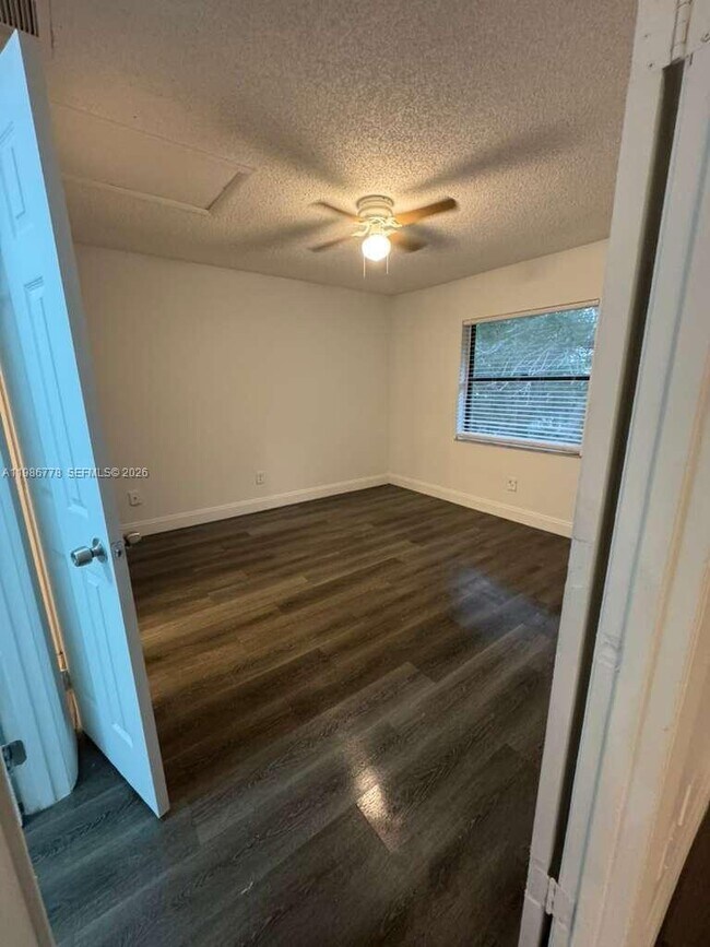 Building Photo - 605 Ixoria Ave