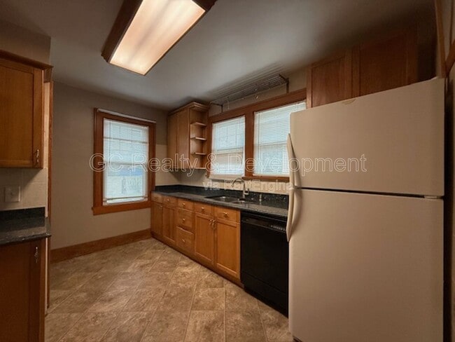 Building Photo - 454 Moseley St