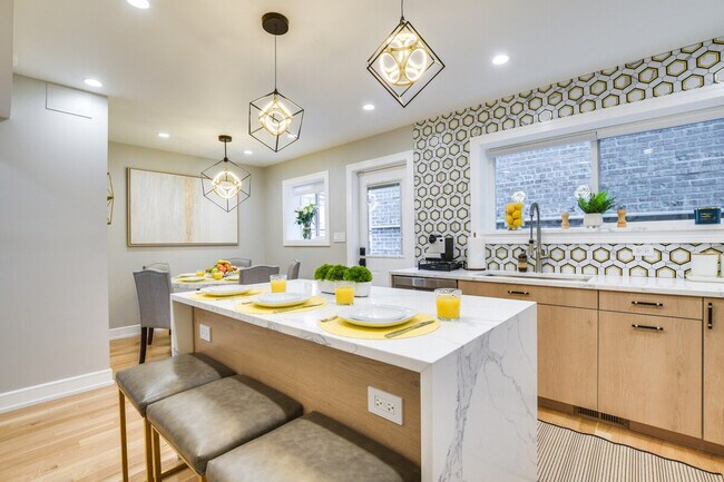 Foto del edificio - 6242 N Kenmore Ave