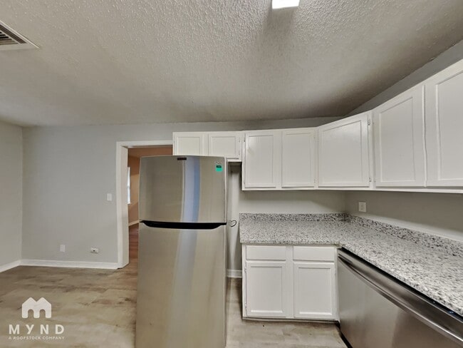 Building Photo - 1729 E Red Bird Ln