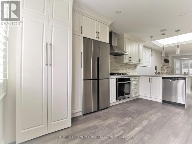 Photo du bâtiment - 379 Whitmore Ave