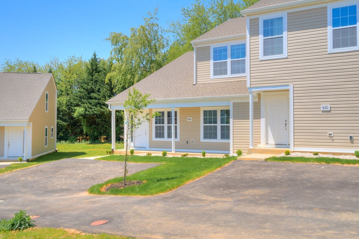 500 Twisted Oak Drive 3 Bed 2 Bath End U... Townhome Rentals in Christiansburg VA
