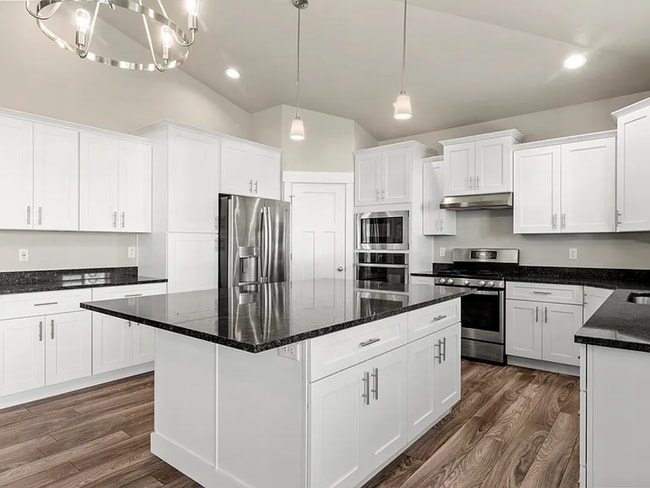 Building Photo - Spacious 5 Bed, 3 Bath Home with Mountain Views