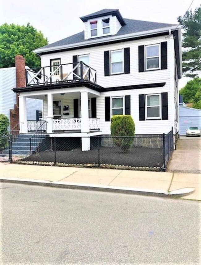 Building Photo - 11 Monponset St