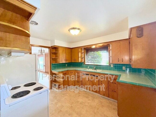 Building Photo - 4215 NW Lavina St