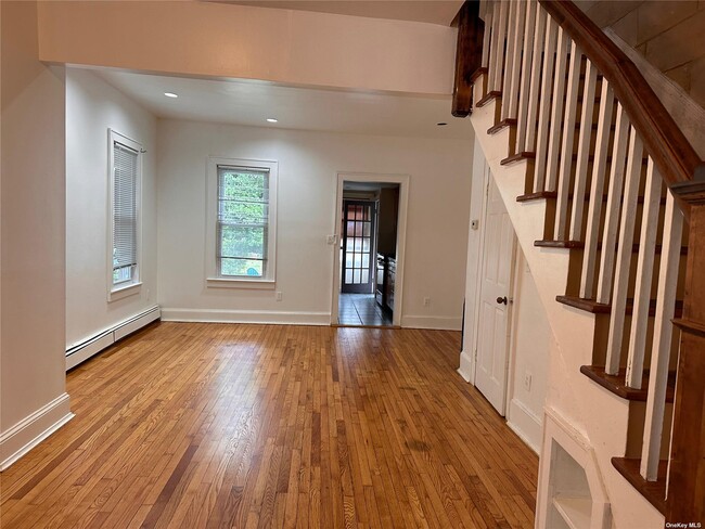 Building Photo - 933 Thomas Ave