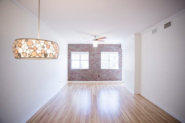 Building Photo - 1064 N Tamiami Trail