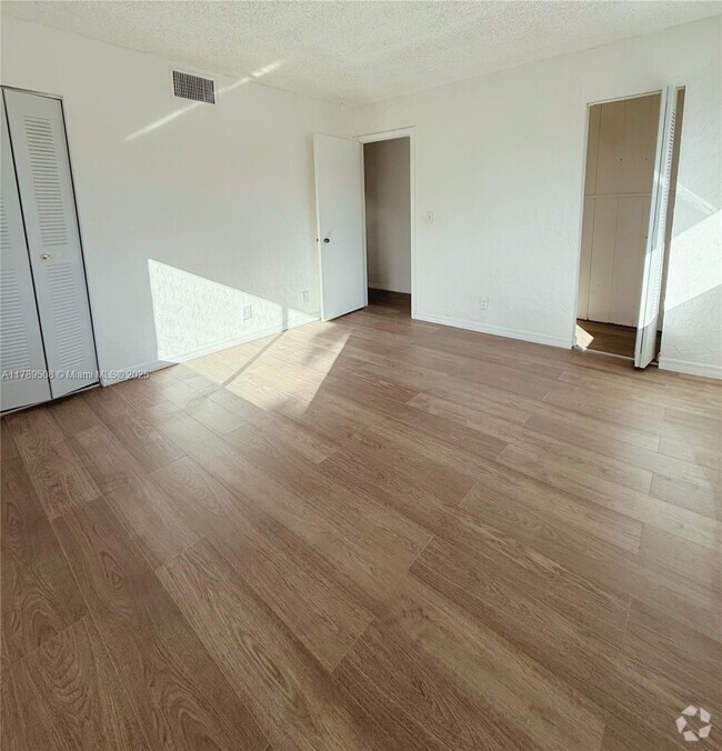 Building Photo - 2106 Sherwood Forest Blvd