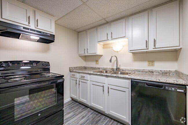 1BR, 1BA - 872SF - Kitchen - Oaks Apartments