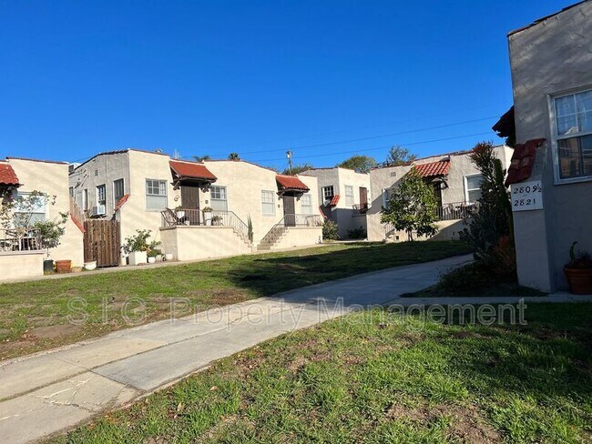 Foto del edificio - 2815 1/2 Rowena Ave