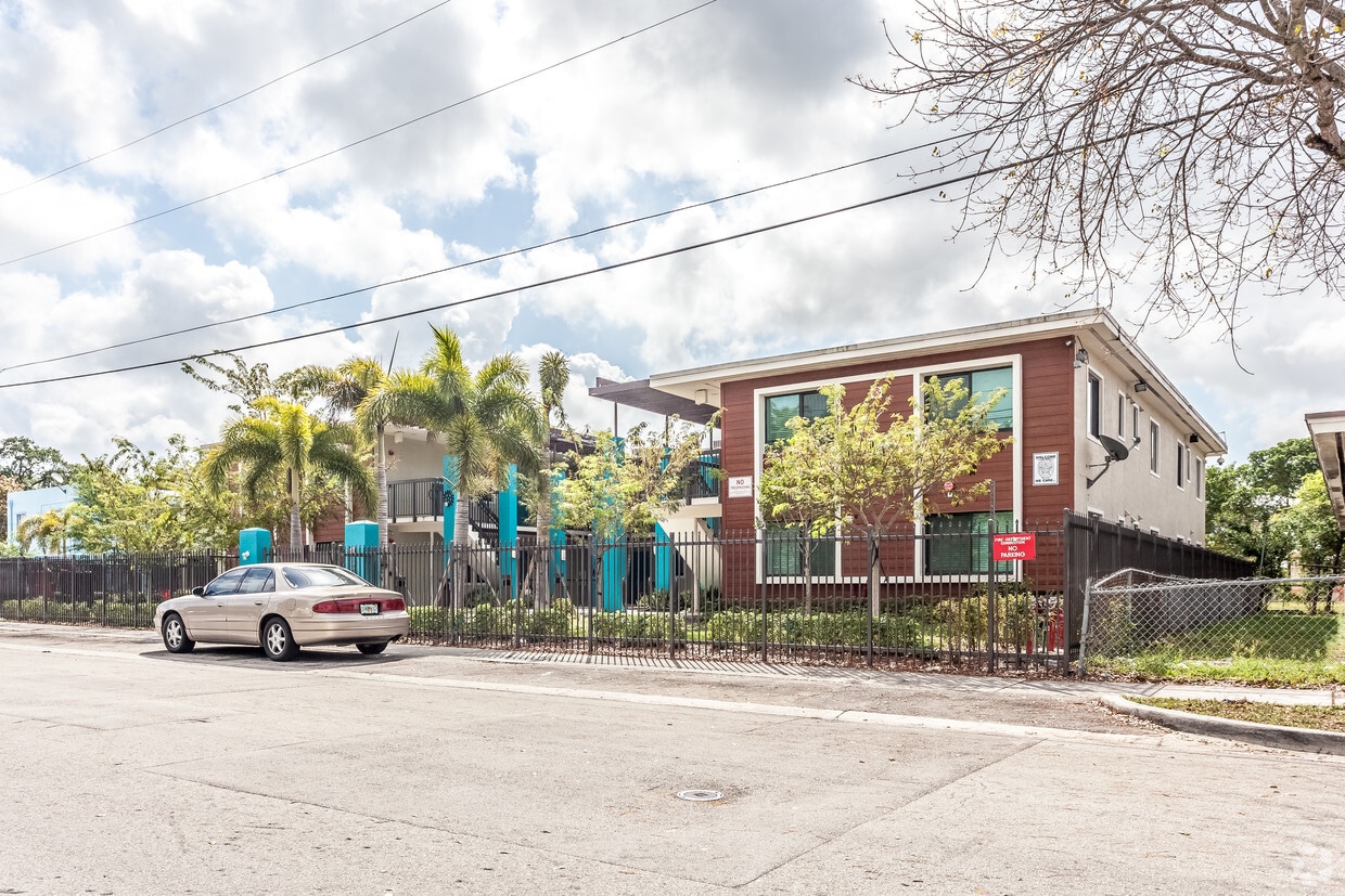 Primary Photo - 2070 Lincoln Ave