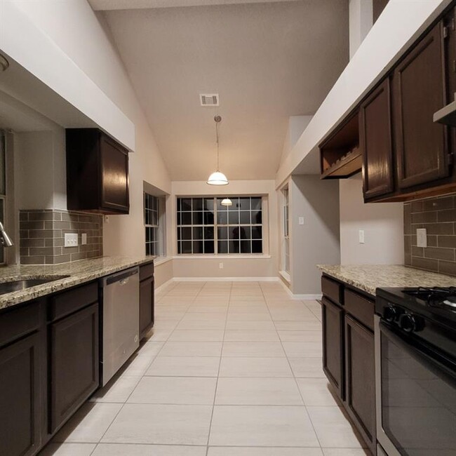 Building Photo - 8006 Yacht Club Dr