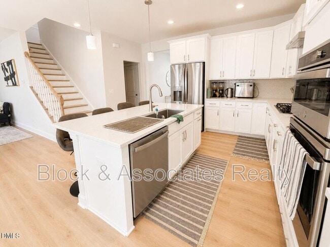 Building Photo - 118 Faxton Wy