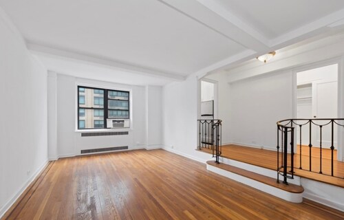 Primary Photo - 220 W 20th St