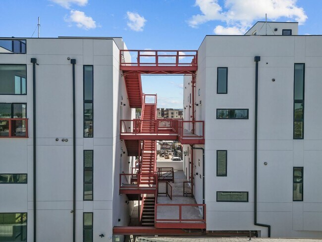 Foto del edificio - Brand New Live-Work Studio/Lofts in North ...