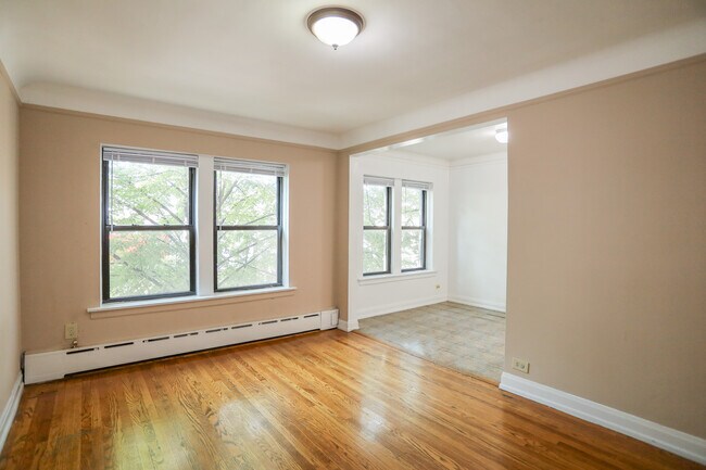 Building Photo - 5649 W Wellington Ave