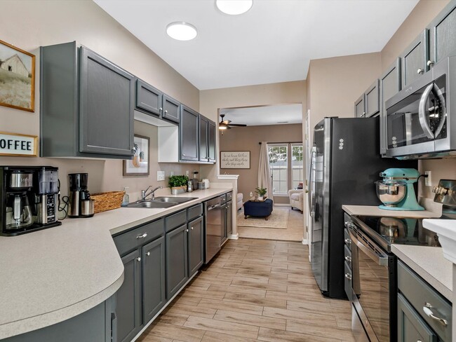 Building Photo - Sign a 13 month lease get 14th free. Lease...