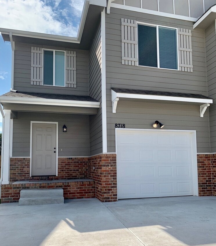 Foto principal - 8718 E Harry St