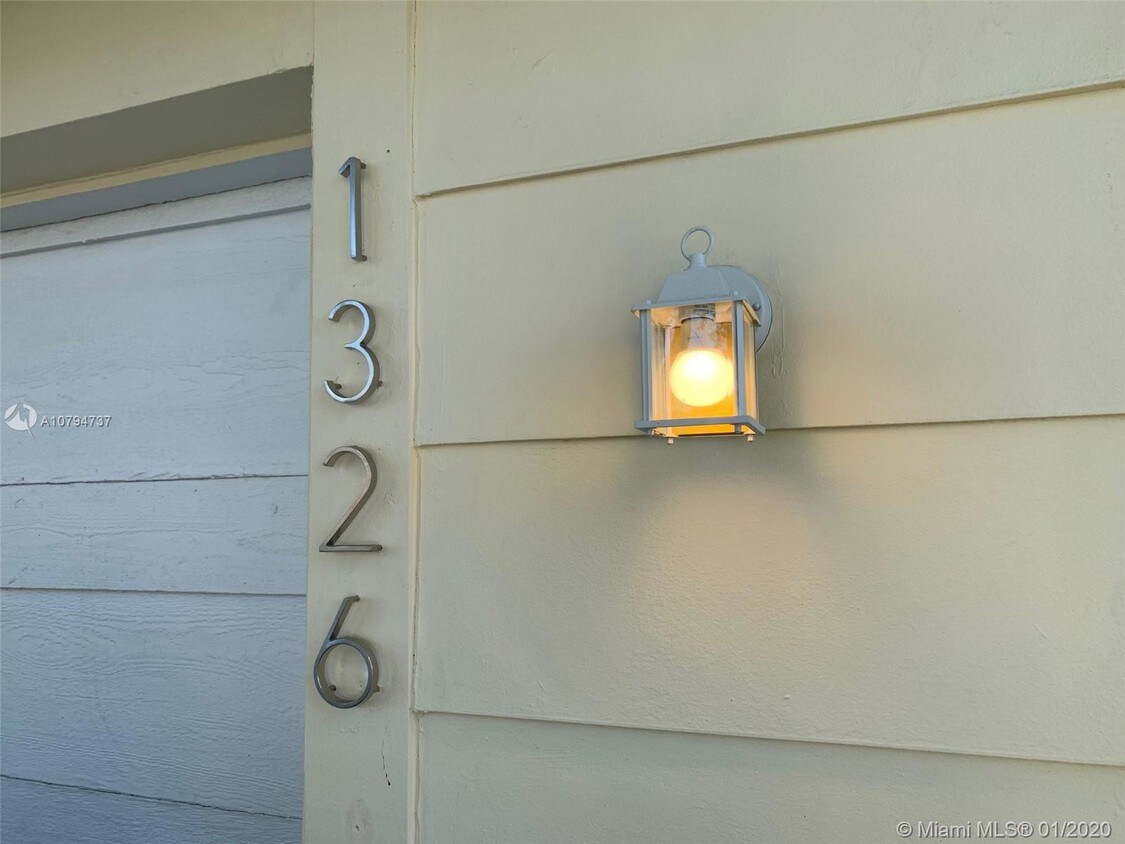 Primary Photo - 1326 N Quetzal Ct
