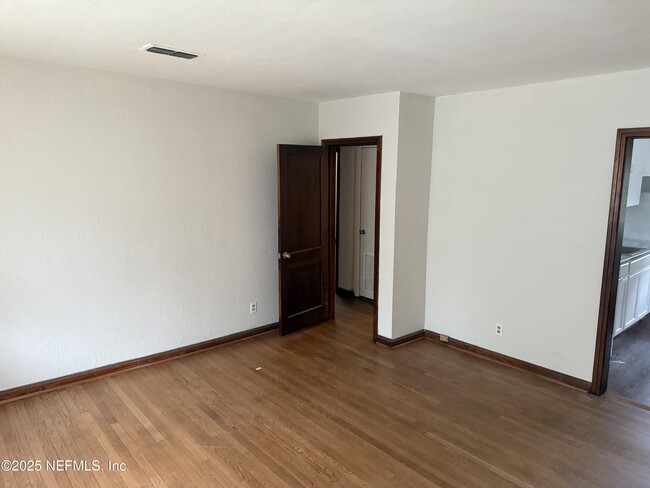 Foto del edificio - 947 Glencarin St