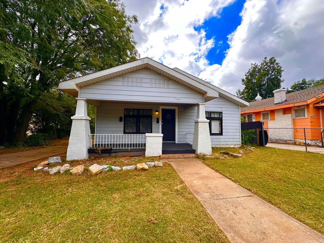 Spacious Four-Bedroom near Plaza District - Spacious Four-Bedroom near Plaza District