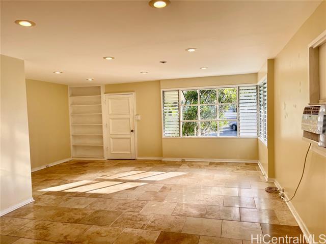 Building Photo - 256 Maluniu Ave