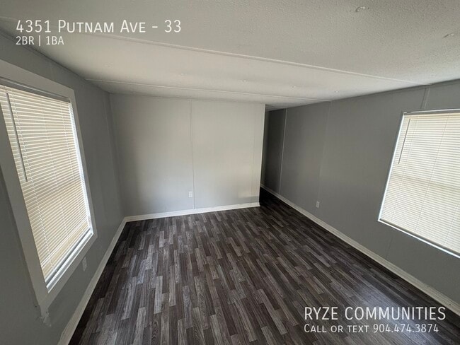 Foto del edificio - 4351 Putnam Ave