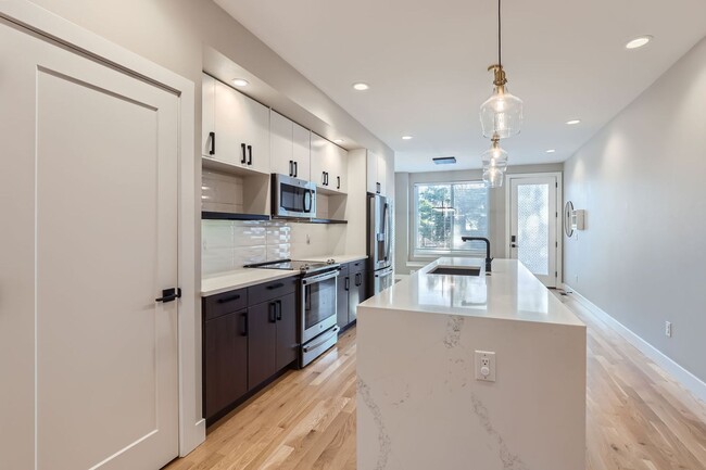 Foto del edificio - Stunning 3-Bedroom, 3.5-Bathroom Townhouse...