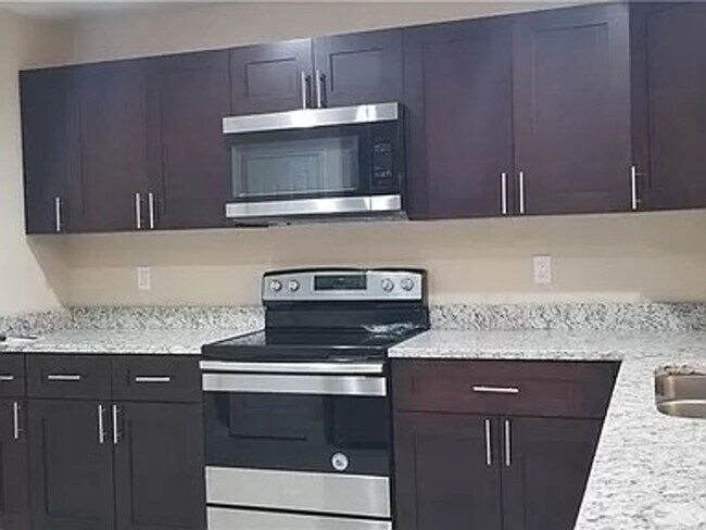 Foto del edificio - Duplex Unit For Rent In Port Charlotte