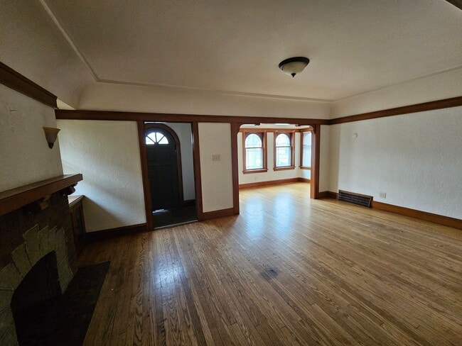 Building Photo - Cozy Single-family Home