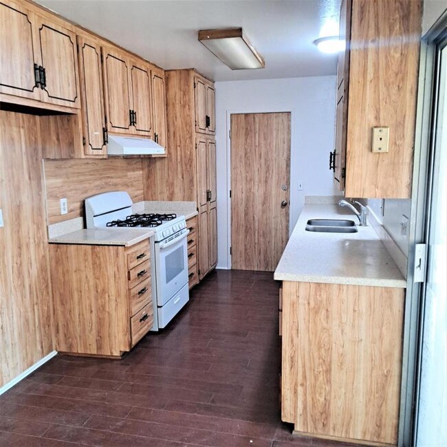 Building Photo - 878 Coral Ave