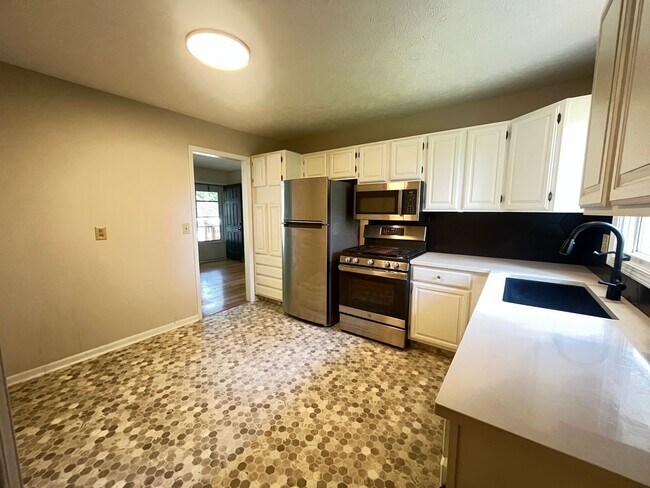 Building Photo - Adorable ranch