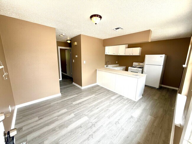 Foto del edificio - AVAILABLE NOW! 2 Bedroom / 1 Bath Duplex Near Brooks City Base!