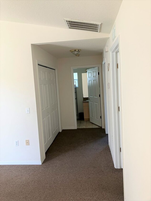 Foto del edificio - Zephyrhills, FL SPACIOUS 2BR/1BA Duplex, V...