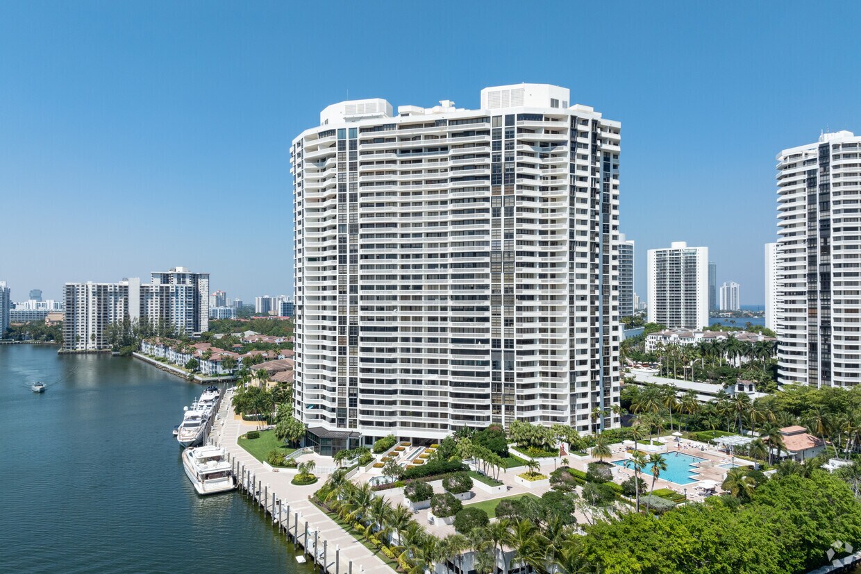 Foto principal - 1000 E Island Blvd