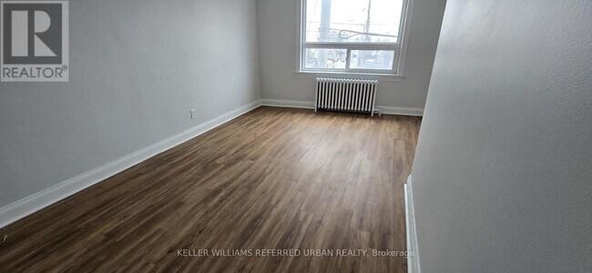 Photo du bâtiment - 1854 Eglinton Ave W