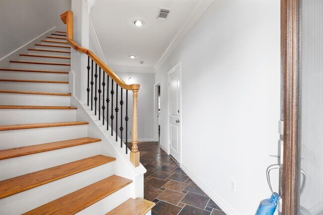 Building Photo - 1421 Bremond St