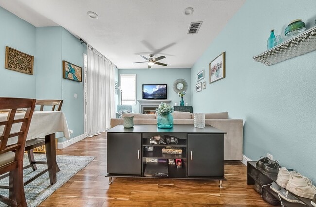 Foto del edificio - Beautifully updated 3-bedroom home close to shopping