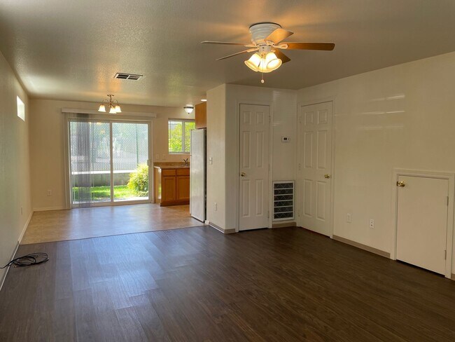 Foto del edificio - Very Nice 2 bedroom 1.5 Bath Townhome-In a...