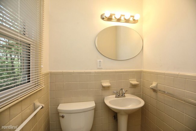 Building Photo - 3 br, 1.5 bath House - 1545 Highland Drive